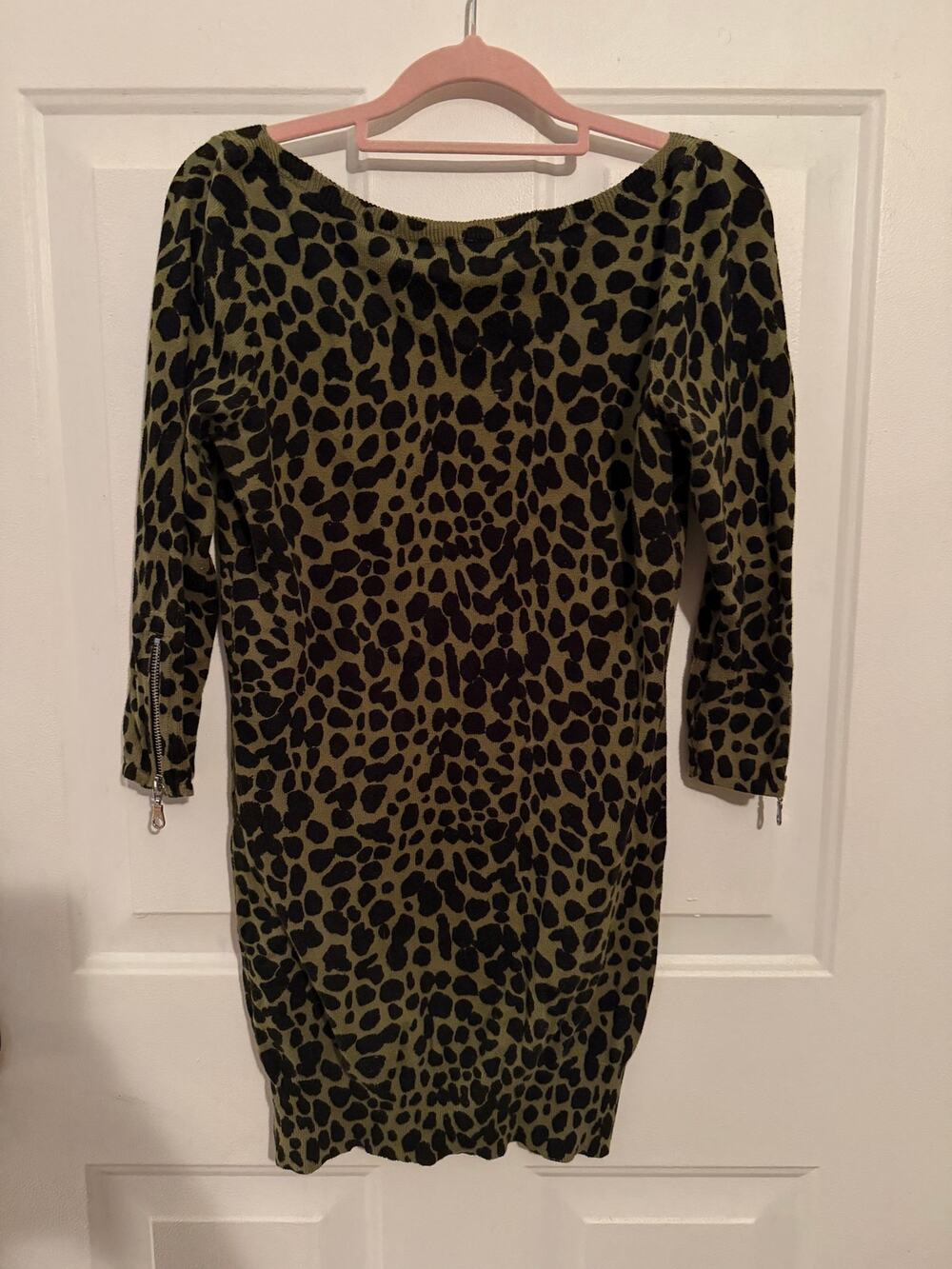leopard print sweater top with zipper detail on sleeves, size M
